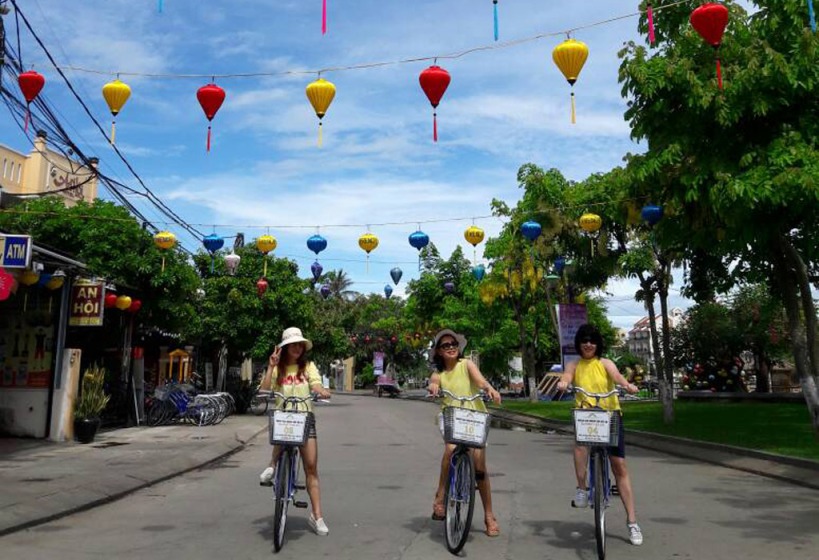 Cycling is the best way to explore Hoi An ancient town