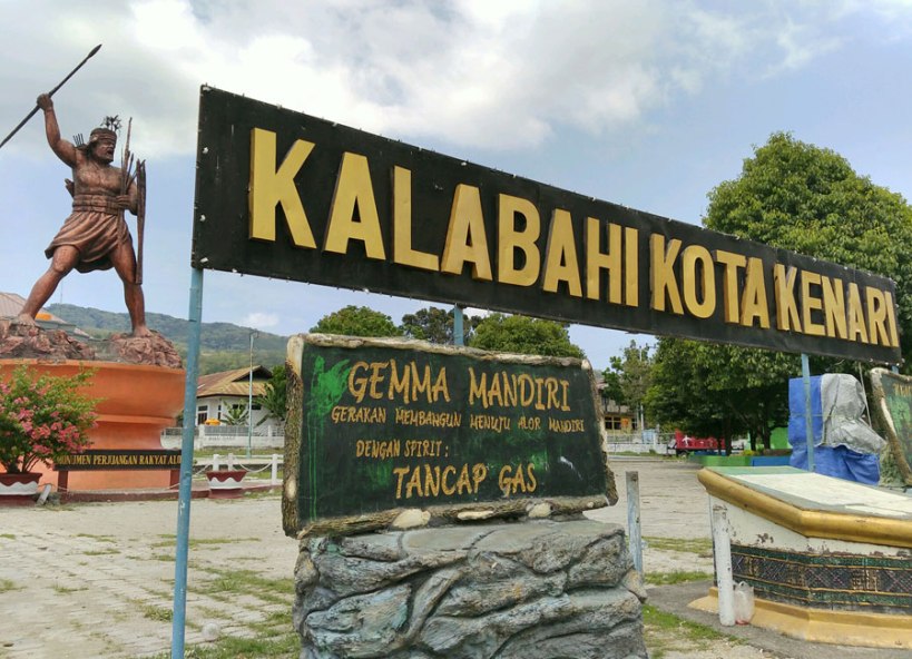 Monumen di pusat kota Kalabahi